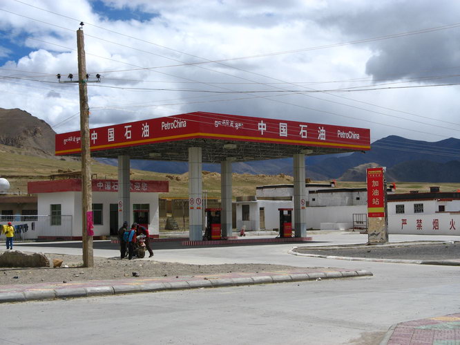 PetroChina gas station located in Tingri, Tibet.